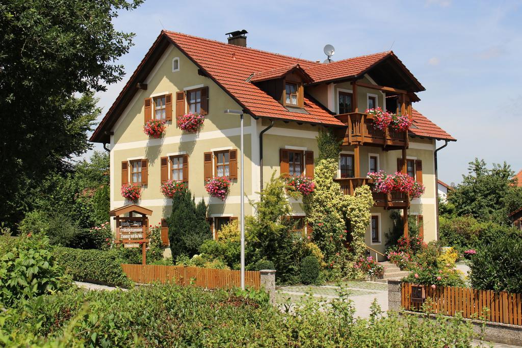 Gaeste-Haus Roesch Wiesent Exterior photo