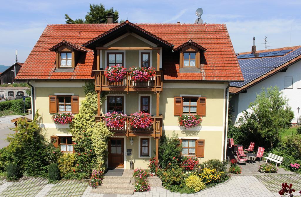 Gaeste-Haus Roesch Wiesent Exterior photo