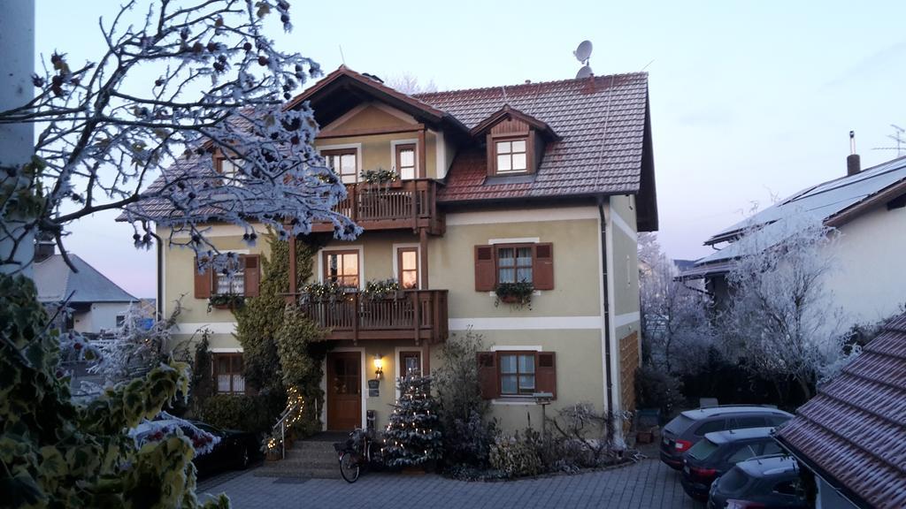 Gaeste-Haus Roesch Wiesent Exterior photo